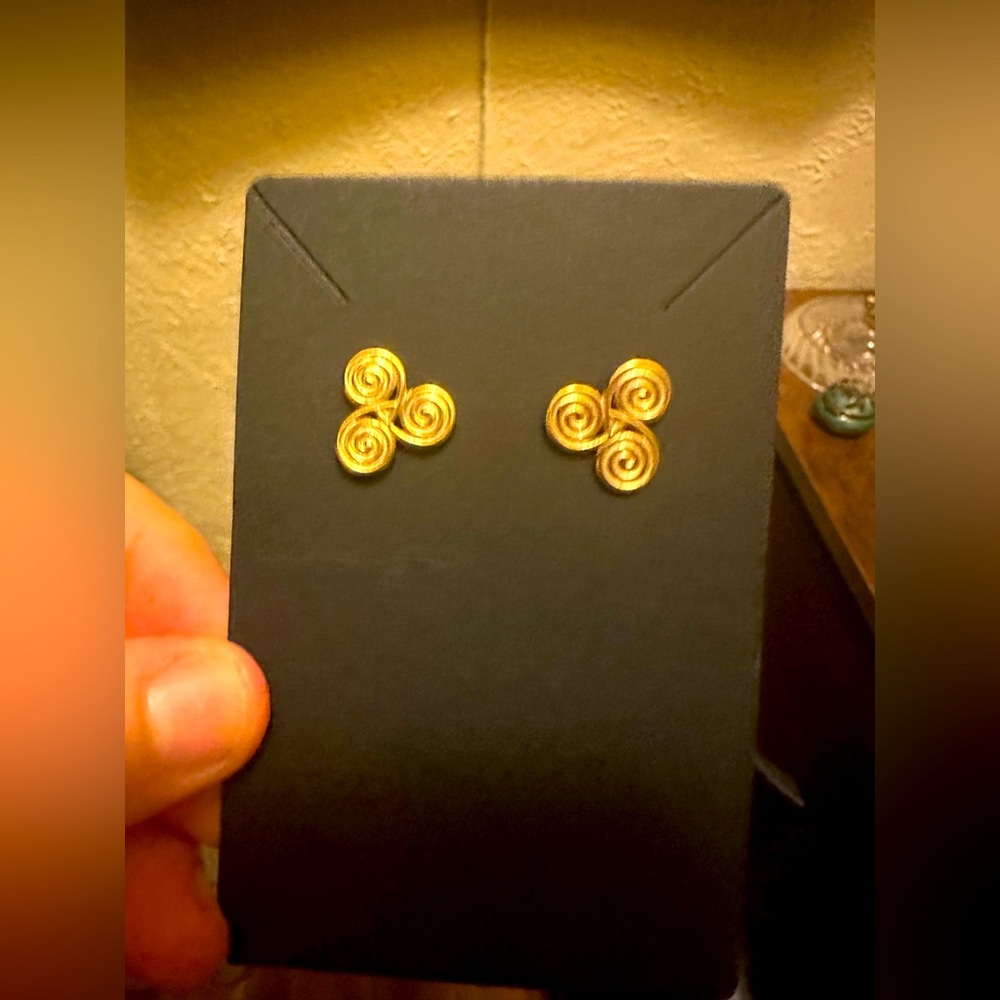Gold swirls - stud earrings